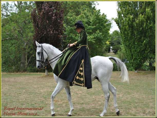 side-saddle_Costume